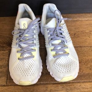 Brand new Never Been Worn ON running size 8W womens grey/yellow